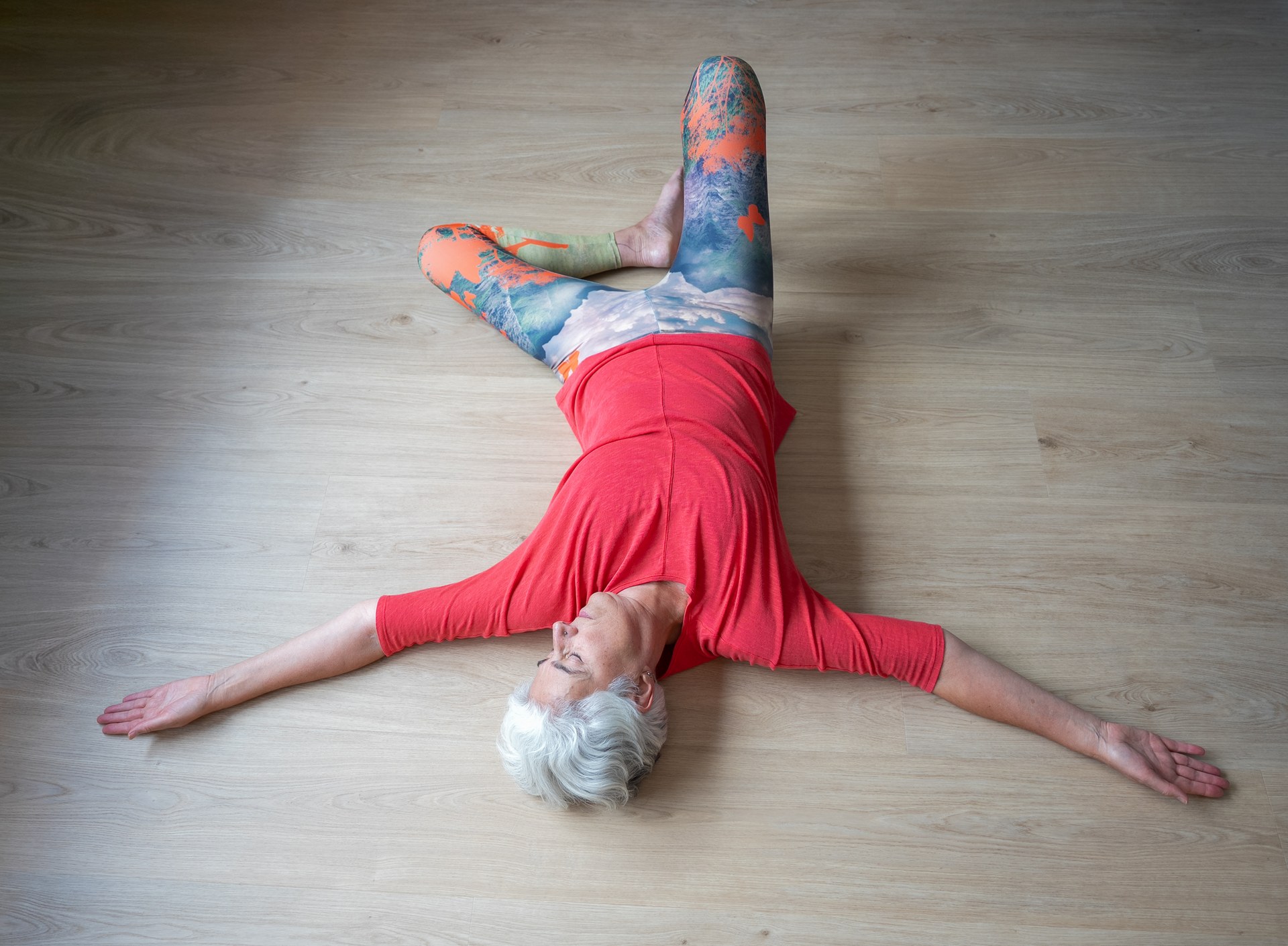 Miriam van Gilse in een liggende spiraalbeweging tijdens MUNZ FLOOR®